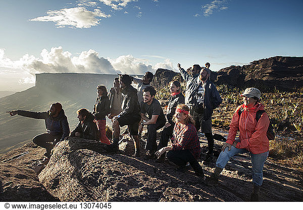 Gruppe fröhlicher Wanderer geniesst am Berg