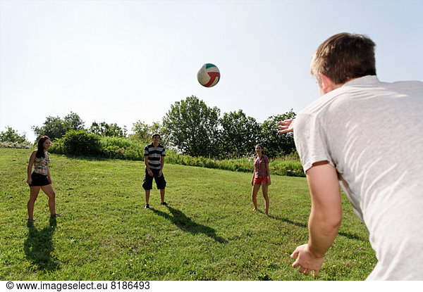 Gruppe junger Erwachsener beim Fußballspielen