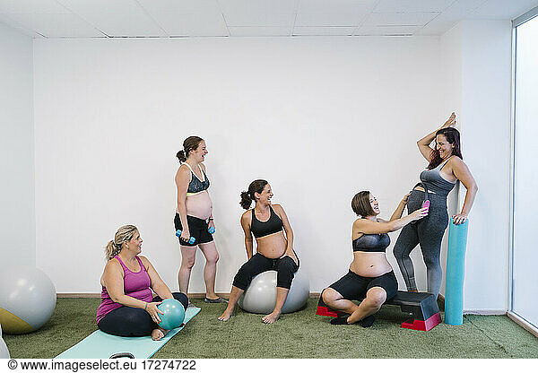 Gruppe schwangerer Frauen bei Übungen im Yogastudio