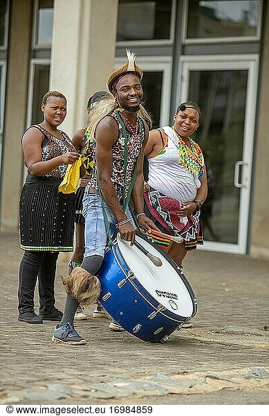Gruppe traditioneller Zulu-Musik-Buskers in Soweto Township  Südafrika