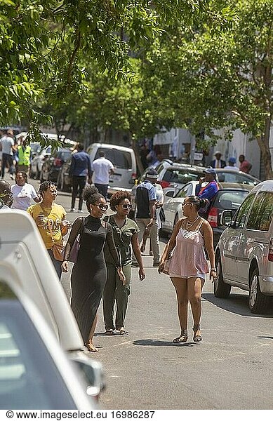 Gruppe trendiger afrikanischer Frauen auf dem Maboneng-Markt  Johannesburg  Südafrika