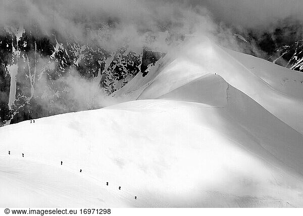 Gruppe von Bergsteigern  Blick von der Aiguille du Midi  Hochalpen in der Nähe des Mt. Blanc  Haute-Savoie  Region Auvergne-Rh?ne-Alpes  Frankreich  Europa