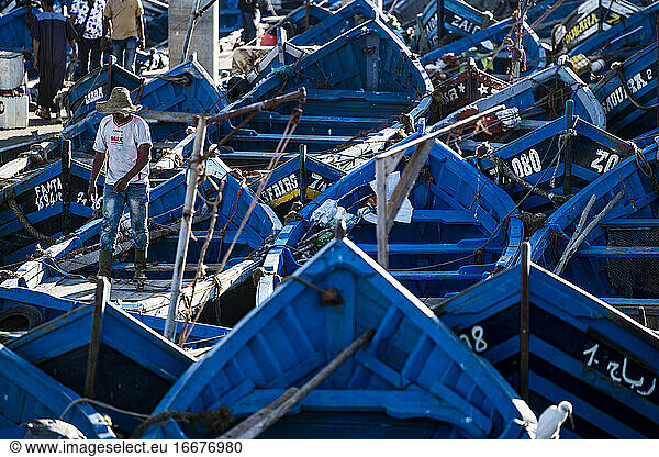 Gruppe von blauen marokkanischen Fischerbooten