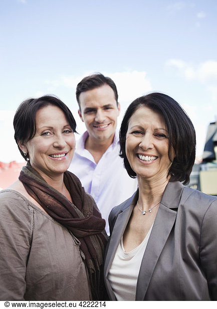 Gruppe von drei glücklichen Geschäftskollegen