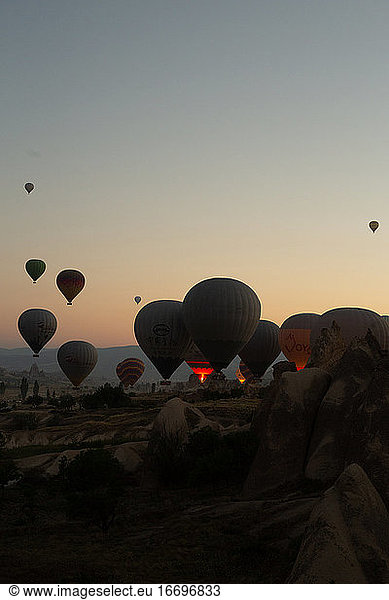 Gruppe von Heißluftballons kurz vor dem Abheben