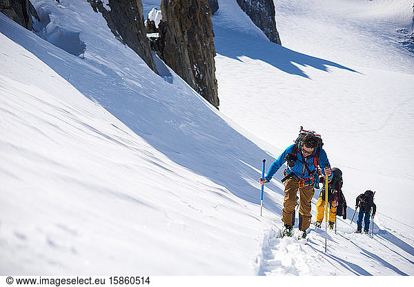 Gruppe von 3 Personen für Skitouren auf den Berg