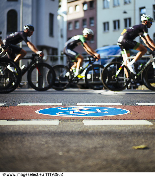 Gruppe von Rennradfahrern hinter dem Radweg