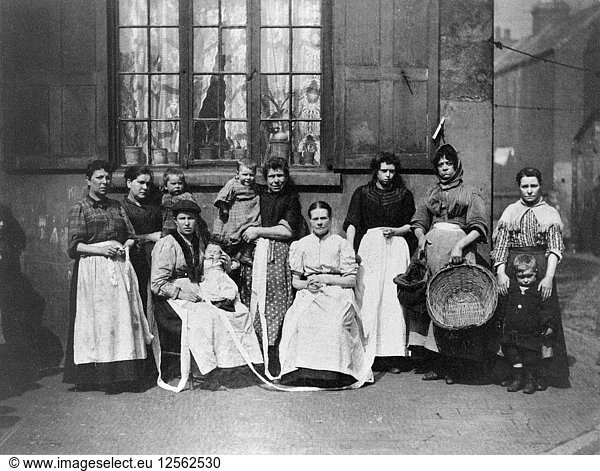 Gruppe von Spitzenklöpplerinnen  Knotted Alley  Narrow Marsh  Nottingham  Nottinghamshire  um 1890. Künstler: Unbekannt