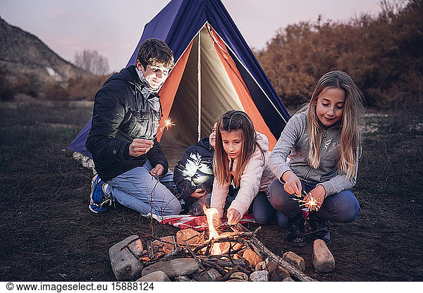 Gruppe von vier Kindern beim Zelten