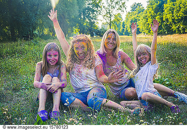 Gruppenbild von zwei Frauen und zwei Mädchen  die das Fest der Farben feiern