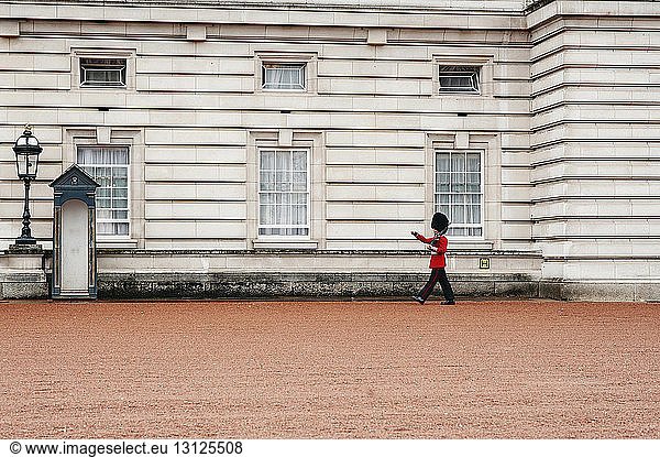 Guard standing out of Buckingham Palace