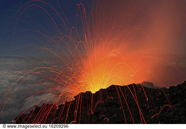 Guatemala  Vulcan Fuego  Blick v. Vulkan Acatenango
