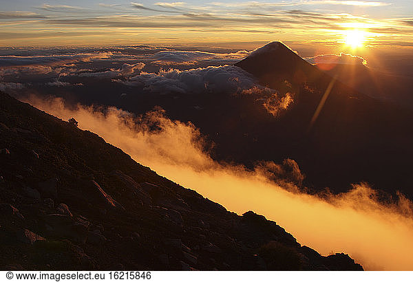 Guatemala  Vulkan Acatenango mit Sonnenaufgang