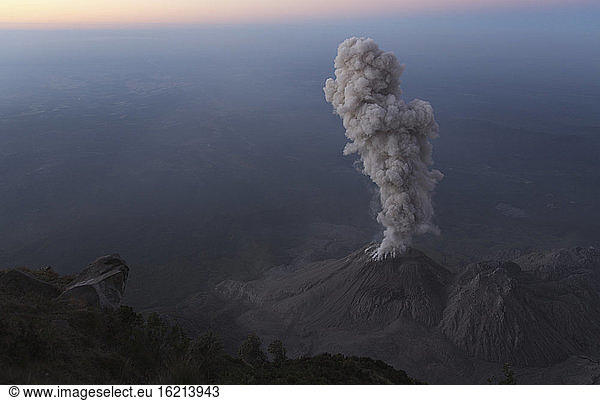 Guatemala  Vulkan Santiaguito  Ascheeruption