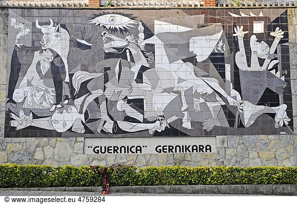 Guernica  Gemälde  Wandbild  Pablo Picasso  Nachbildung  Gernika Lumo  Provinz Bizkaia  Pais Vasco  Baskenland  Spanien  Europa
