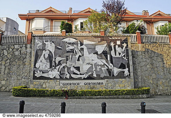 Guernica  Gemälde  Wandbild  Pablo Picasso  Nachbildung  Gernika Lumo  Provinz Bizkaia  Pais Vasco  Baskenland  Spanien  Europa