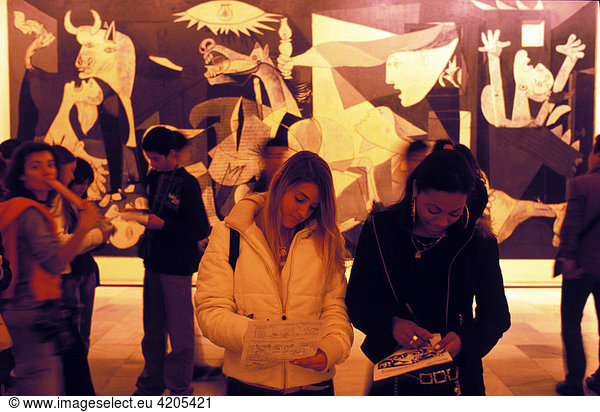 Guernica   Madrid   Spanien   Europa : MNCARS   Museo Nacional de Arte Reina Sofia   Mädchen vor Picassos Guernica