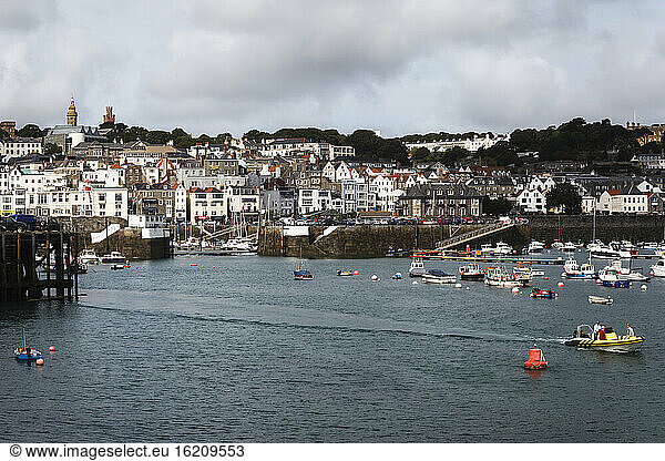 Guernsey  Blick auf den Hafen von Saint Peter Port