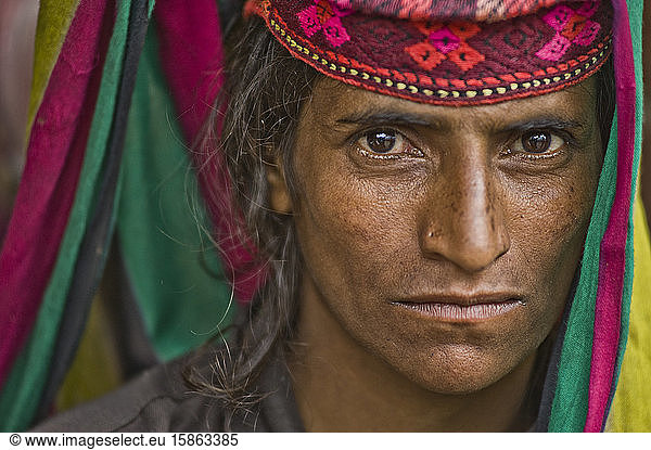 Gujjar-Frau trägt traditionelle bunte Kleidung