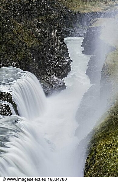 Gullfoss-Wasserfall in der Schlucht des Flusses Hvita  Der Goldene Kreis  Island