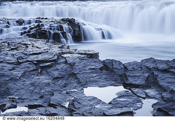 Gullfoss-Wasserfall und vulkanisches Gestein  Fluss Hvata  Arnessysla  Island