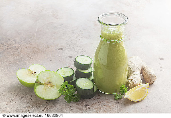 Gurkensmoothie mit Apfel und Ingwer
