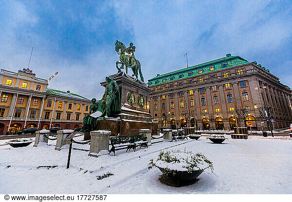 Gustav II Adolfs equestrian statue in front of the Royal Swedish Opera House  Stockholm  Sweden  Scandinavia  Europe