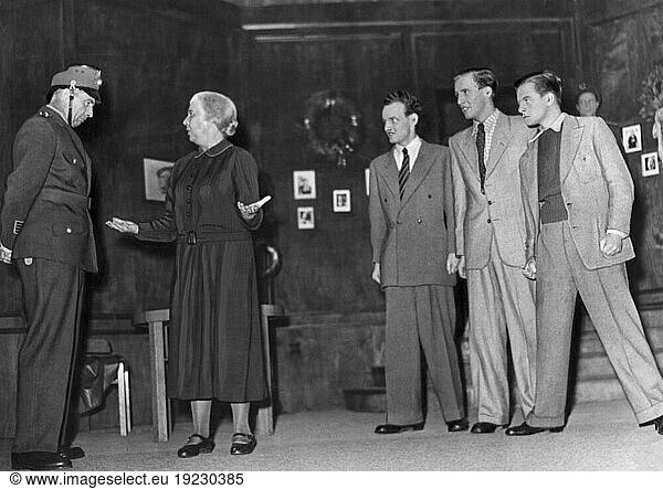 Gustav von Wangenheim  playwright  director  actor 
Wiesbaden 18.2.1895 – Berlin (East) 5.8.1975. Works: We are already on; Premiere at the Theatre der Freundschaft (Berlin-East) 29 June 1951. Director: H. Rodenberg; From left S. White; F. Nowack; R. Gandt; K. Gendries; G. Petersen. Scene. Photo during the Urauf.  A. Pisarek.