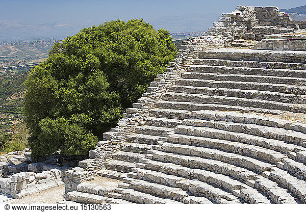 Gut erhaltene Überreste des griechischen Theaters auf dem Monte Barbaro in der antiken Stadt Segesta  Calatafimi  Trapani  Sizilien  Italien  Mittelmeer  Europa