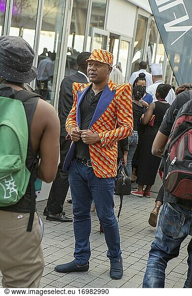 Gut gekleideter afrikanischer Mann auf der südafrikanischen Modewoche in Melrose Arch  Johannesburg  Südafrika
