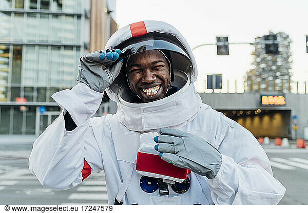 Gut gelaunter männlicher Astronaut mit Weltraumhelm