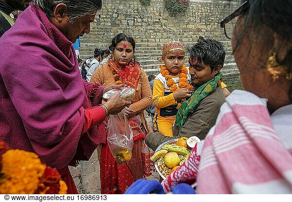 Guwahati  Indien - Januar 2021: Eine Familie feiert am 18. Januar 2021 im Kamakhya-Tempel in Guwahati  Assam  Indien  das Chudakarana-Fest  bei dem ein Junge seinen ersten Haarschnitt erhält.