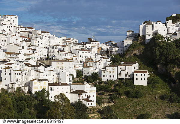 Hügel festhalten Stadt weiß Andalusien Casares Spanien steil