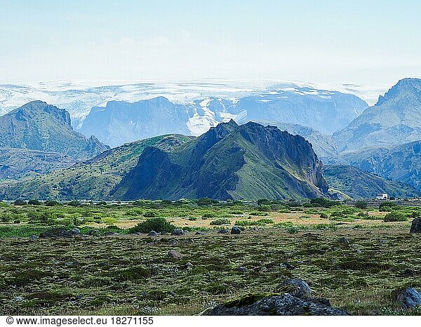 Hügelige Vulkanlandschaft  hinten Gletscher  Þórsmörk Nature Reserve  Suðurland  Island  Europa