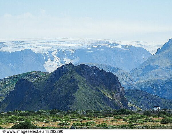 Hügelige Vulkanlandschaft  hinten Gletscher  Þórsmörk Nature Reserve  Suðurland  Island  Europa