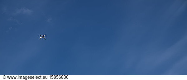 Höhenflugzeuge vor blauem Himmel