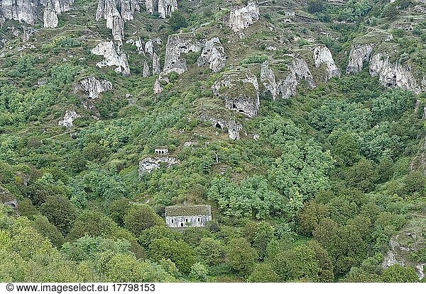 Höhlenwohnungen  steiles Bergdorf Khndzoresk  Provinz Syunik  Armenien  Asien