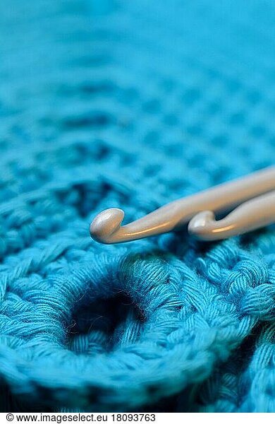 Häkelnadel  Häkelnadeln mit Häkelarbeit  häkeln  Handarbeit  Handarbeiten  Häkelarbeit  kreativ  Wolle  Garn  Haekelwolle  Häkelgarn  handmade  Hochformat