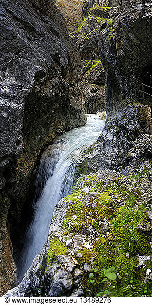 HÃ¶llentalklamm mit Wasserfall des Hammersbachs  Hammerbach  Landkreis Garmisch-Partenkirchen  Oberbayern  Bayern  Deutschland  Europa