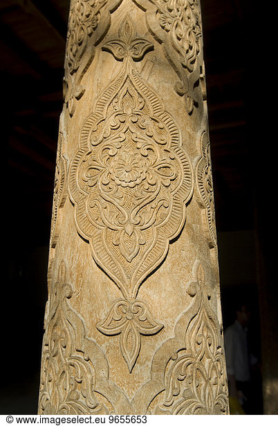 Hölzerne Säule  Detail  in einer Moschee in Ichon Qala  Khiva  Usbekistan  Zentralasien  Asien