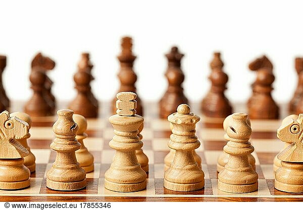 Hölzerne Schachfiguren auf einem Schachbrett. Selektiver Fokus  geringe Schärfentiefe