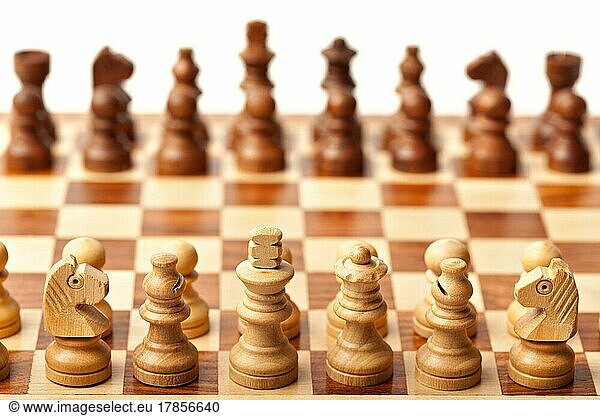 Hölzerne Schachfiguren auf einem Schachbrett. Selektiver Fokus  geringe Schärfentiefe