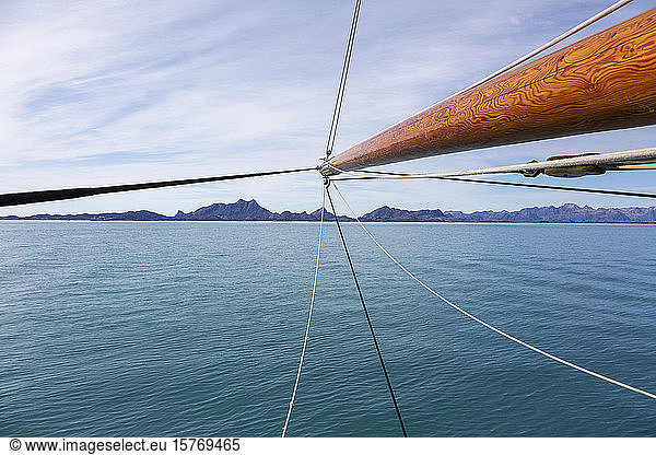 Hölzerne Segelboot Mast über sonnigen blauen Atlantik Grönland