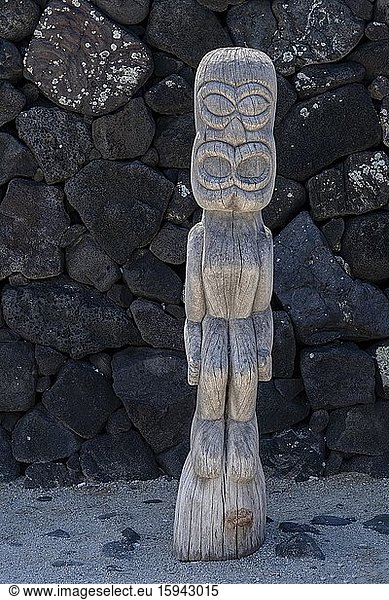 Hölzerne Wächterfigur Tiki vor Mauer aus Lavasteinen  Pu'uhonua O H?naunau National Historical Park  Big Island  Hawaii