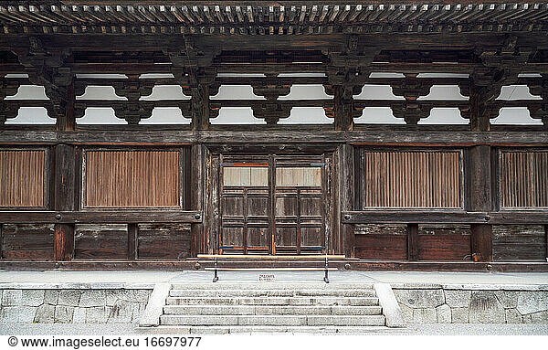 Hölzerner Tempel im To-ji-Tempel in Kyoto  Japan.