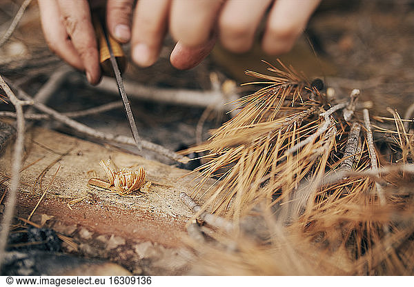 Hände eines Buschmannes bei der Vorbereitung eines Lagerfeuers