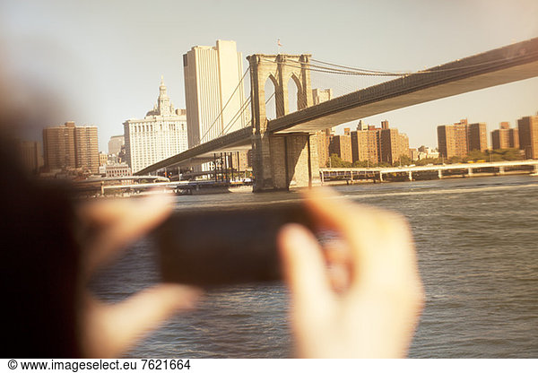 Hände fotografieren Stadtbrücke und Stadtbild