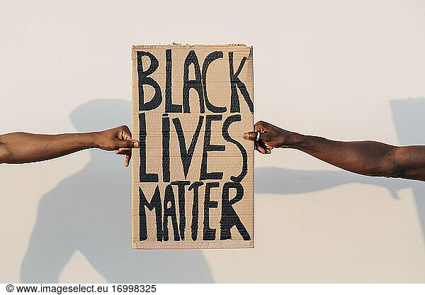 Hände halten Black Lives Matter Zeichen