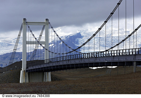 Hängebrücke am J÷kulsßrl¾n-See  Gletscherflusslagune  Südisland  Island  Europa