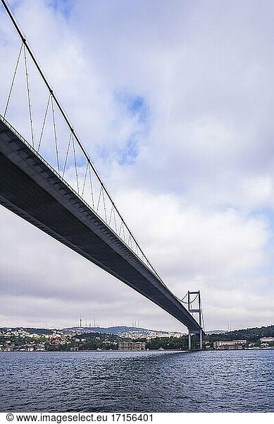 Hängebrücke über den Bosporus  die Istanbul in Europa und Istanbul in Asien verbindet  Türkei